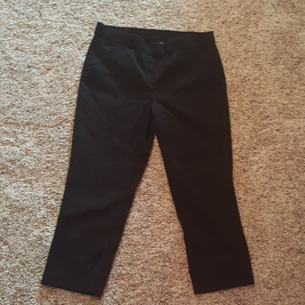 ⭐️ Black Stretch Capris